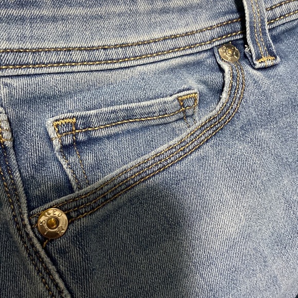 Levi’s Light Wash Flare Jeans - Picture 3 of 15